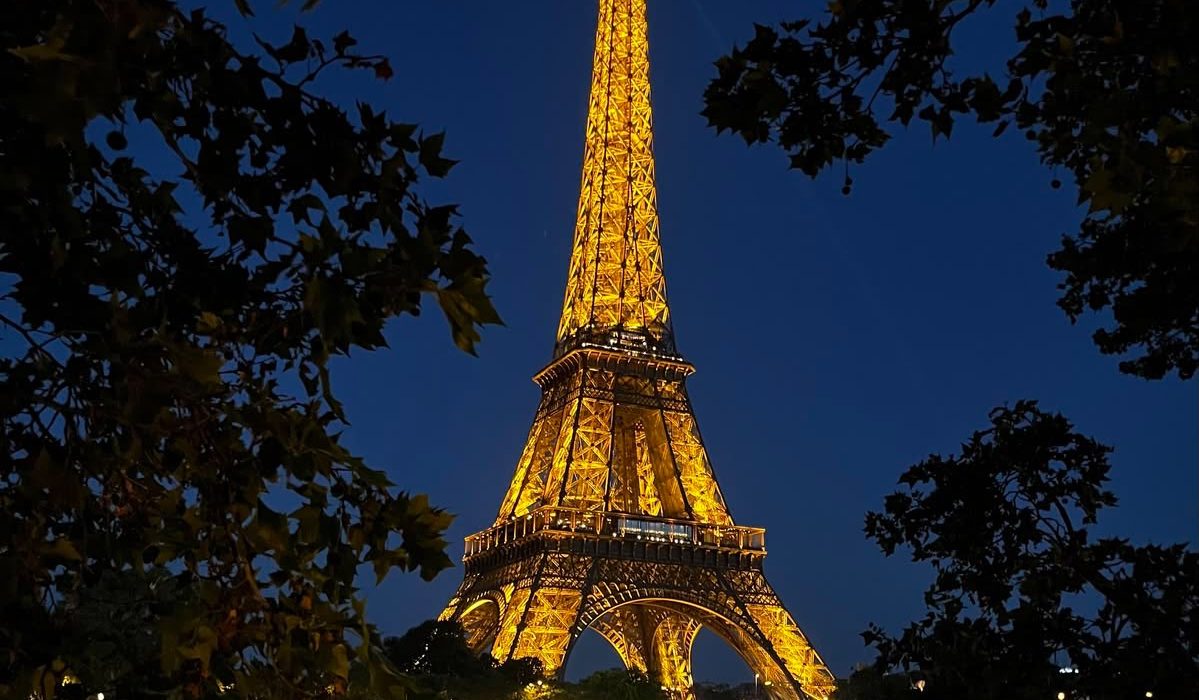 La tour Eiffel illuminée la nuit, Paris